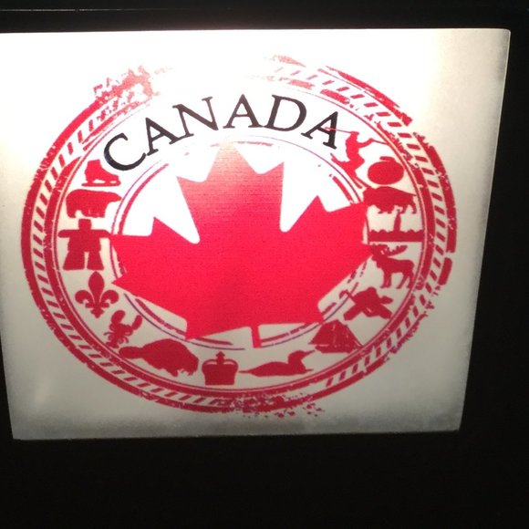 Discontinued Scentsy warmer with Canada display that attaches with a magnet - Picture 2 of 5